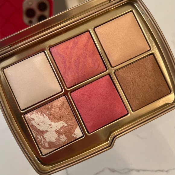Hourglass Other - Hourglass Barney’s New York Limited Edition Ambient Lighting Edit II Palette